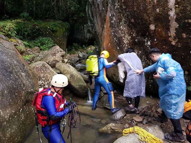 消防人员成功救援受困民眾。（翻摄照片／李京升苗栗传真）