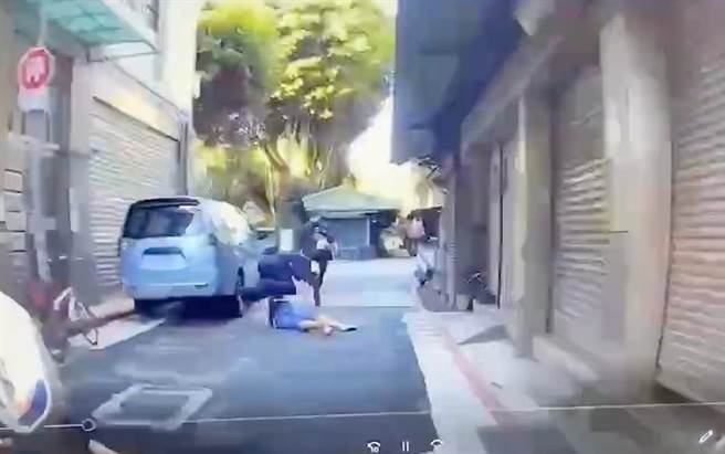 张姓毒虫心虚逃跑遭员警压制在地上。（翻摄画面）