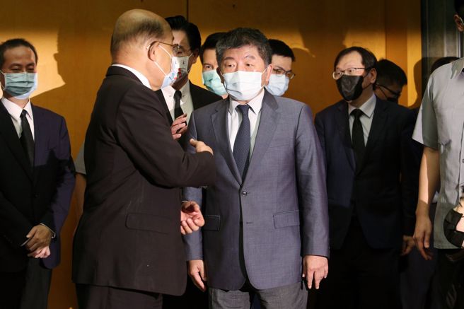 日本前首相安倍晉三遭槍擊身亡，衛福部長陳時中（中）11日前往日本台灣交流協會獻花弔念。左二為行政院長蘇貞昌。（黃世麒攝）