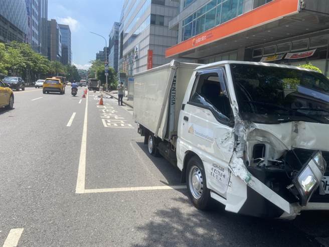 肇事男子的小貨車車頭受損。（民眾提供）