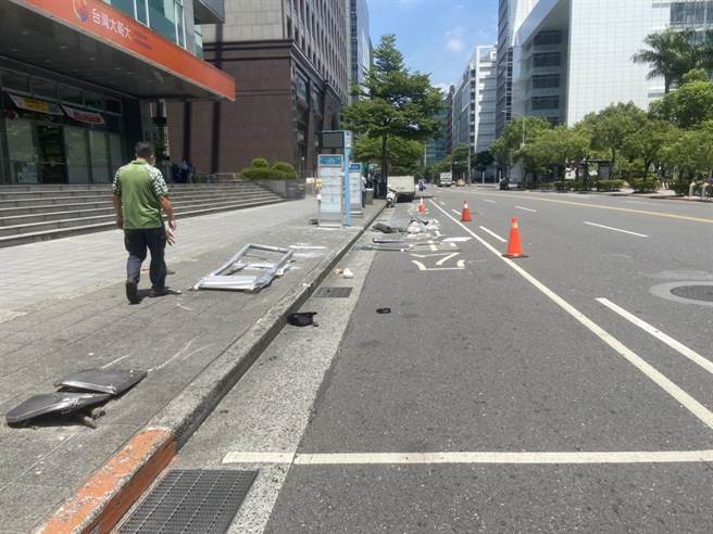 公車站牌被撞倒。（民眾提供）