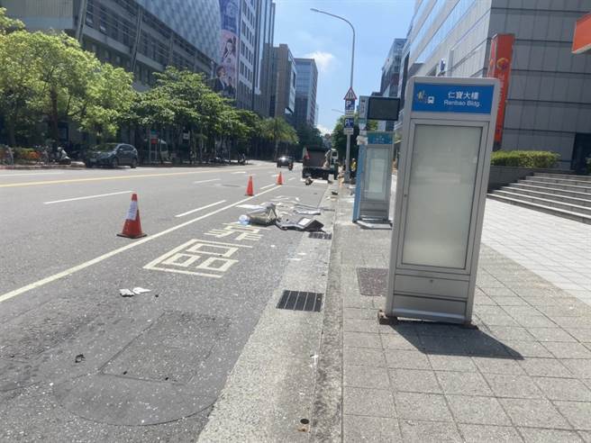 公車站牌被撞倒。（民眾提供）