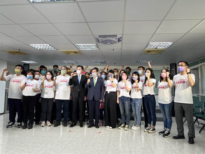 桃园市长郑文灿11日率「桃园队」举办「团结挺智坚」记者会。(蔡依珍摄)