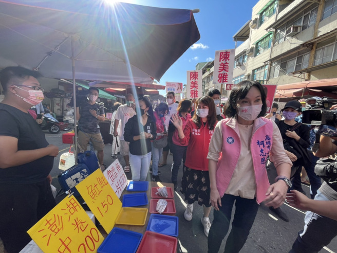 高雄市长参选人柯志恩到市场拜票。（资料照/洪浩轩摄）