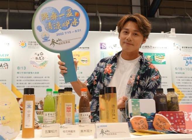 金钟奖主持人廖科溢大推参山处游客中心推出的凉品。（参山处提供／李京升苗栗传真）