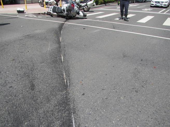 张警反应不及拦腰撞上，连人带车翻滚数圈，造成张警双手肘、膝盖多处擦伤，紧急送往医院所幸无大碍，详细车祸肇事责任待警方进一步厘清。（翻摄照片／崔正纲高雄传真）