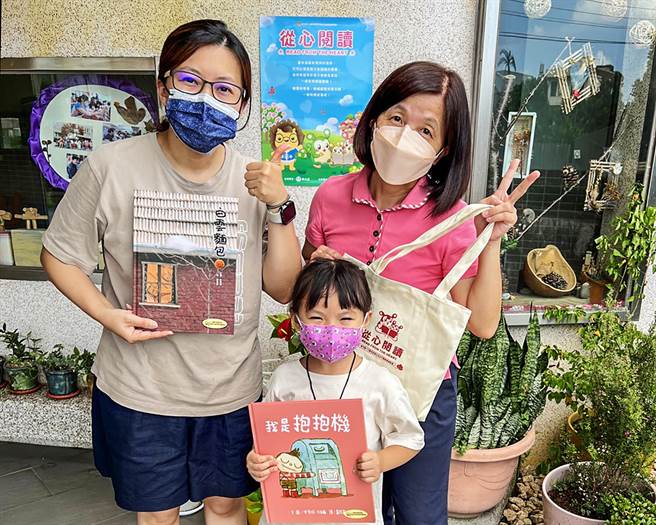 新竹縣準公共幼兒園小朋友能獲2本圖書外，還可拿到1個行動書袋，隨時隨地都能閱讀。（羅浚濱攝）