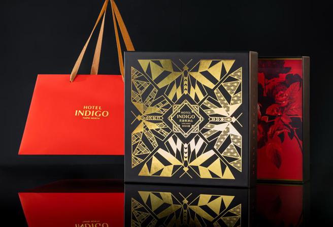 （大直英迪格酒店中秋月饼礼盒，以「金蝶引月」为主题体现月光洒落大直的邻里故事。图／大直英迪格酒店）