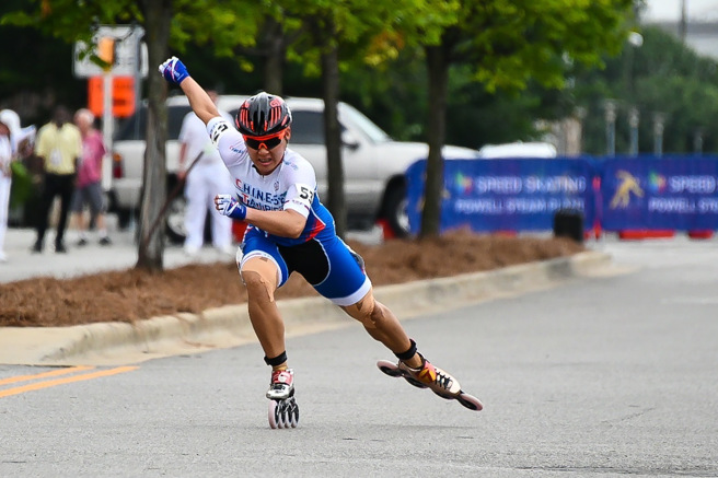 滑轮溜冰陈映竹选手在伯明罕世运会公路赛100公尺争先赛奋勇前进。（体育署提供）