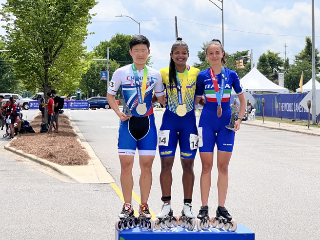 2022伯明罕世界运动会滑轮溜冰选手陈映竹（左）获得公路赛女子100公尺争先赛银牌。（体育署提供）