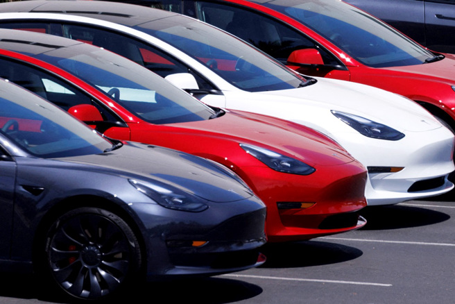 美國佛州發生離奇車禍，一輛特斯拉撞上一輛貨櫃車，整輛特斯拉的前半部幾乎被貨櫃車「吃掉」，車上2人當場喪命。（資料照／路透社）