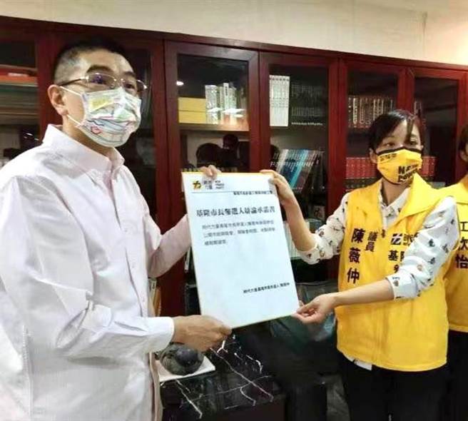 基隆市長選戰目前呈現「四腳督」局面，國民黨參選人謝國樑、時代力量參選人陳薇仲自行宣布於13日晚上舉辦首場市政議題辯論。（摘自謝國樑臉書／陳彩玲基隆傳真）