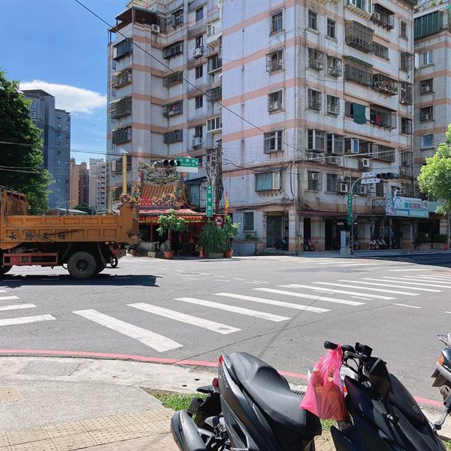 新北市中和区近日有民眾在过斑马线时，遭左转小货车撞上，双腿骨折。（金瑞龙提供／李奇叡新北报导）