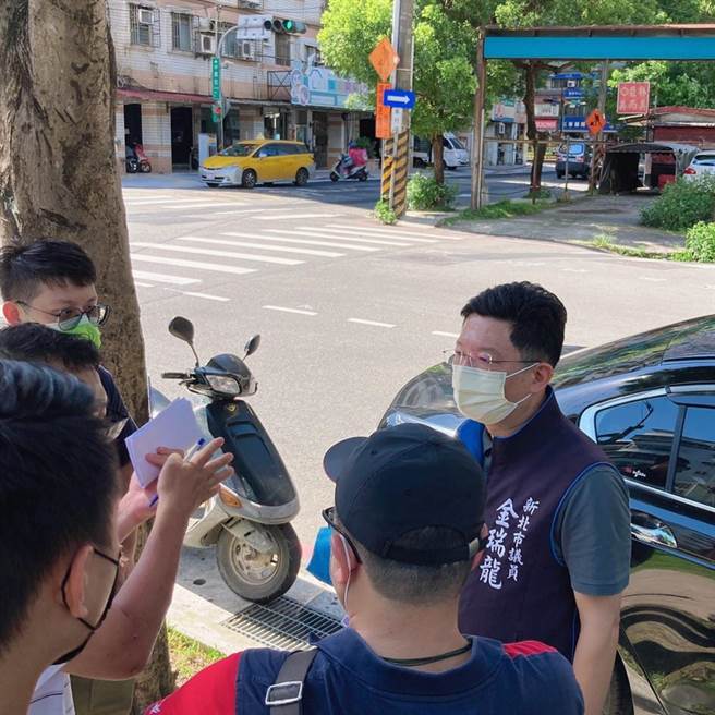 国民党新北市议员金瑞龙至现场会勘，发现该处人行道位置和设计有问题。（金瑞龙提供／李奇叡新北报导）