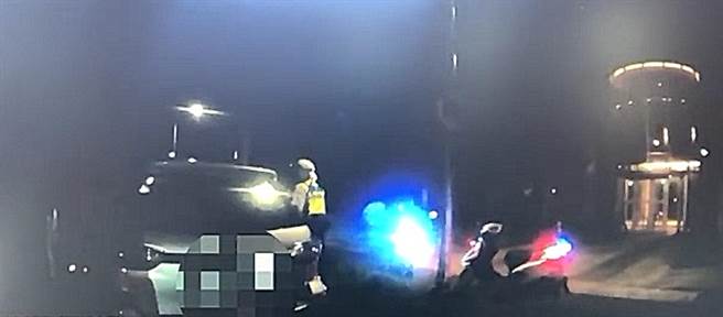 陈姓男子自撞台大侧门路树，警方到场处理，在他车内搜到改造手枪与子弹。（翻摄画面）