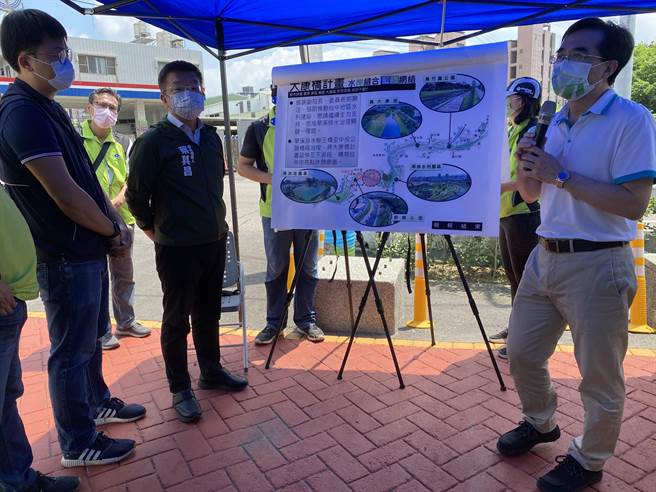 立法院副院长蔡其昌11日上午到位于大里视察旱溪整治树王桥到中投公路桥治理工程。（冯惠宜摄）