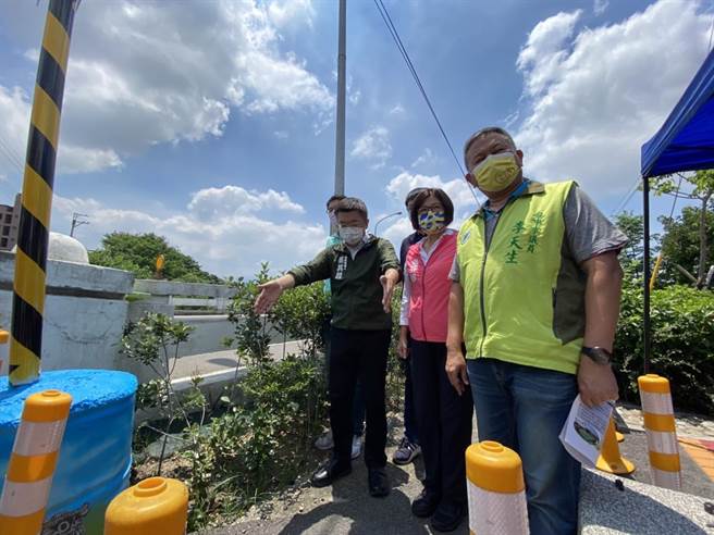 立法院副院长蔡其昌11日上午到位于大里视察旱溪整治树王桥到中投公路桥治理工程。（冯惠宜摄）