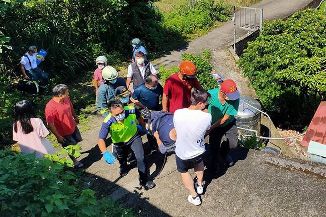 刘姓阿婆获救后，受轻伤但饱受惊吓被送医。。（民眾提供／罗浚滨新竹传真）