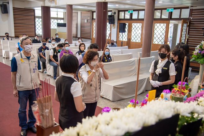 宜蘭縣推動聯合奠祭，減輕弱勢家庭喪葬費用。(取自林姿妙臉書)