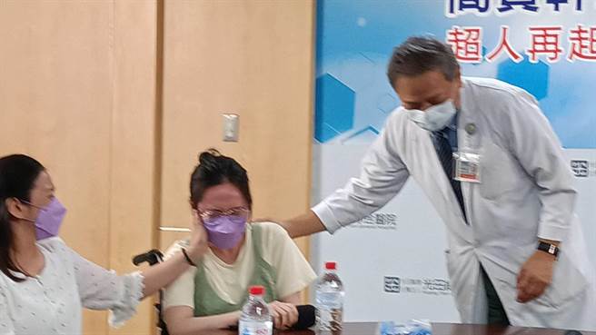 许小姐（中）分享治疗过程，想到艰辛之处，不禁放声大哭。（陈淑娥摄）