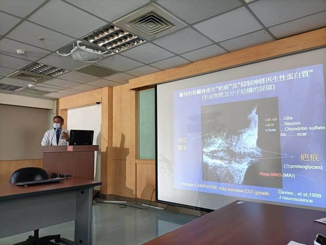 光田综合医院院长陈子勇发表脊髓损伤干细胞治疗成果。（陈淑娥摄）