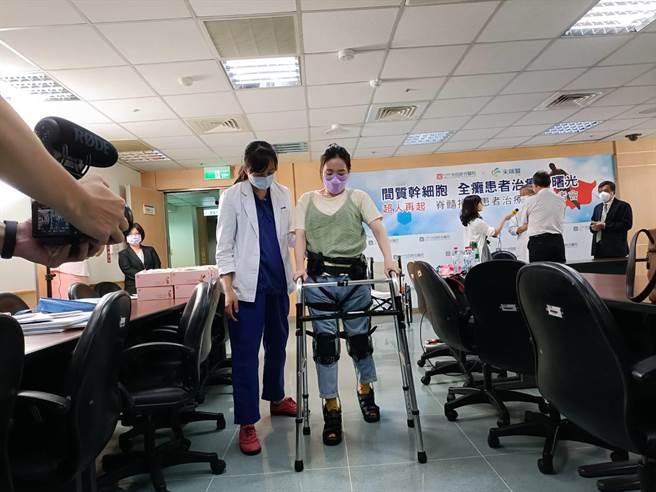 许小姐（中）已能靠辅具站立。（陈淑娥摄）