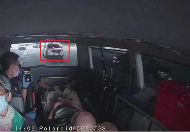 新北市新店区一家民间救护车公司近日出勤载送病患时，竟遇上一辆休旅车阻挡在前，后续还一路尾随。（救护车业者提供／李奇叡新北传真）