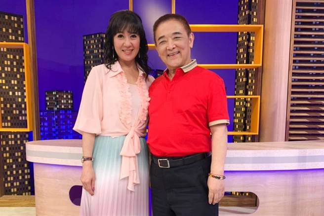 林姿佑（左）卖金子换一家旅费，小亮哥全被瞒在鼓里。（卫视中文台提供）