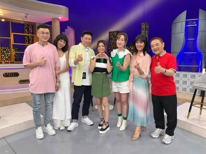 阿廖师（左起）、周宜霈、曾国城、宇珊、巴钰、林姿佑、小亮哥。（卫视中文台提供）