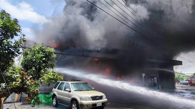 神冈区烤漆工厂近午发生火警，现场浓烟密布相当惊人。（台中市消防局）