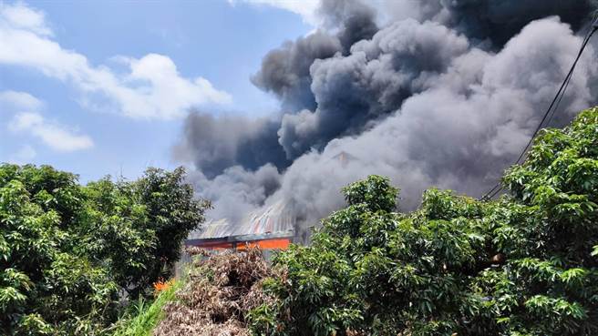 神冈区烤漆工厂近午发生火警，现场浓烟密布相当惊人。（台中市消防局）