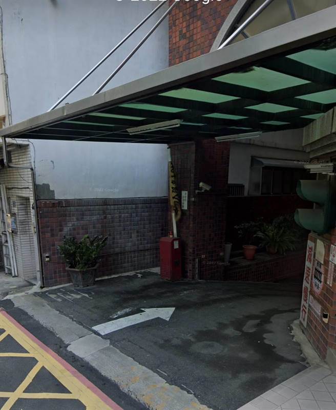 程男倒卧在住宅大楼停车场车道口，孙男返家不慎将他辗过致死。（翻摄照片／崔正纲高雄传真）