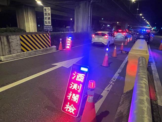 台中警方於7月8日夜間時段規劃在台74線全線匝道展開封閉式取締酒後駕車路檢勤務。（台中市警察局提供／張妍溱台中傳真）