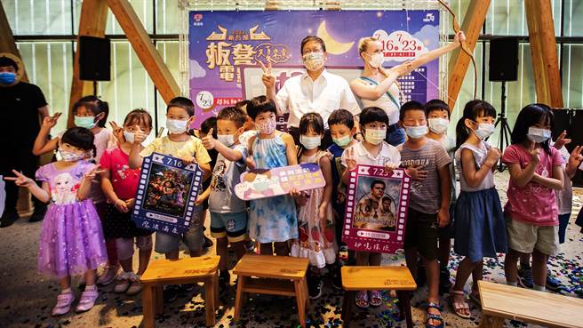 新瓦屋板凳电影院16日、23日分别放映《魔法满屋》和《秘境探险》，县长杨文科（中）邀请民眾大手牵小手，2022双双对对一起在仲夏夜看电影。（罗浚滨摄）