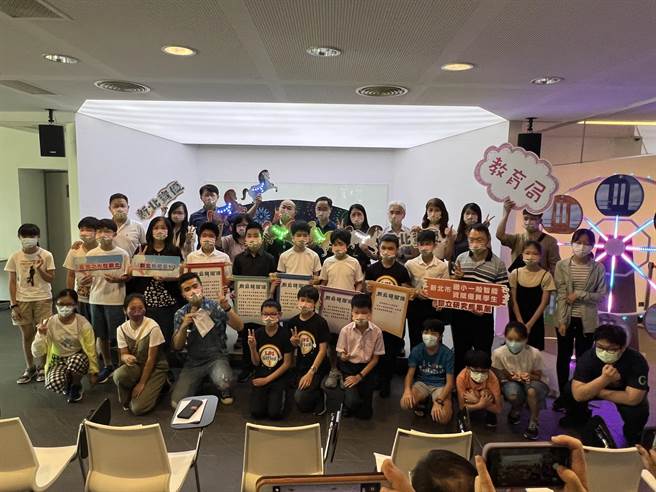 新北市教育局舉辦《新北研遊匯》國小資優獨立研究成果展。（王揚傑攝）