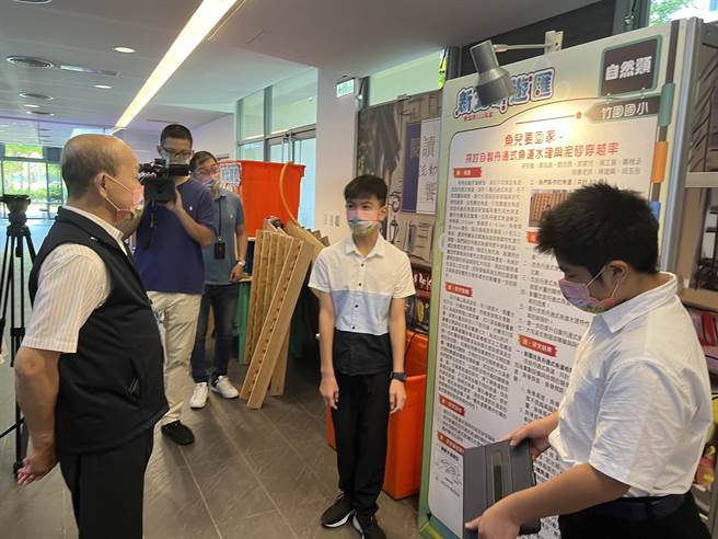 新北市教育局舉辦《新北研遊匯》國小資優獨立研究成果展。（王揚傑攝）