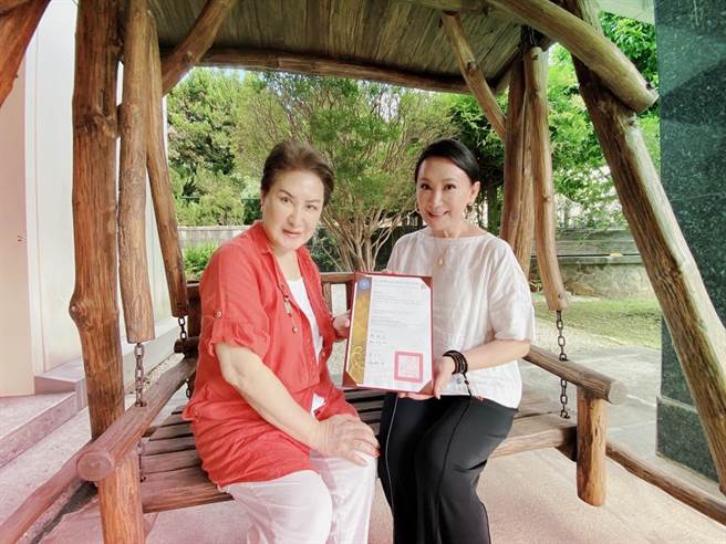 陳亞蘭拿到畢業證書，恩師楊麗花比讚。（陳亞蘭歌仔戲提供）