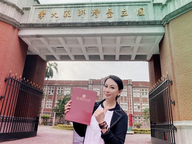 陳亞蘭自臺師大GF-EMBA畢業。（陳亞蘭歌仔戲提供）