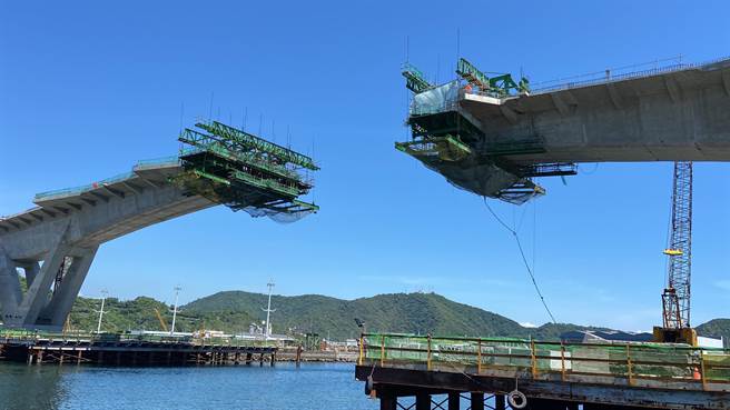 交通部長王國材今（11日）前往南方澳視察「南方澳跨港大橋重建工程」，相當關心重建工程進度，強調用3個月的時間換取百年安全無虞的橋梁是值得的，盼儘早恢復地方交通。（吳佩蓉攝）