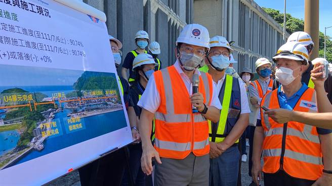 交通部長王國材今（11日）前往南方澳視察「南方澳跨港大橋重建工程」，相當關心重建工程進度，強調用3個月的時間換取百年安全無虞的橋梁是值得的，盼儘早恢復地方交通。（吳佩蓉攝）