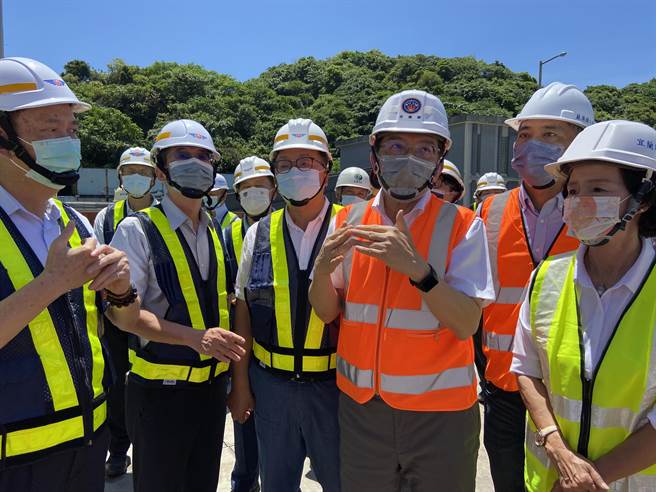 交通部長王國材今（11日）前往南方澳視察「南方澳跨港大橋重建工程」，相當關心重建工程進度，強調用3個月的時間換取百年安全無虞的橋梁是值得的，盼儘早恢復地方交通。（吳佩蓉攝）