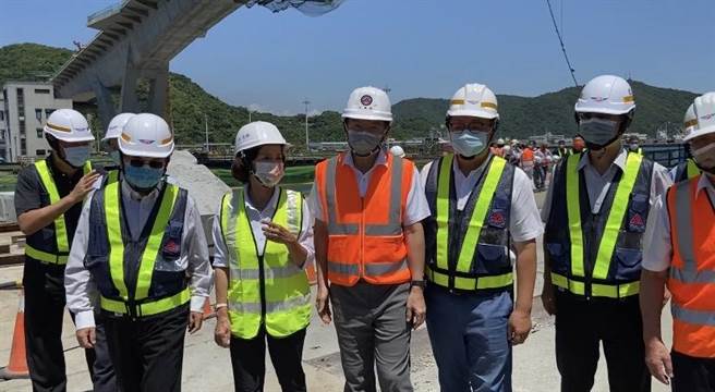 交通部長王國材今（11日）前往南方澳視察「南方澳跨港大橋重建工程」，相當關心重建工程進度，強調用3個月的時間換取百年安全無虞的橋梁是值得的，盼儘早恢復地方交通。（吳佩蓉攝）