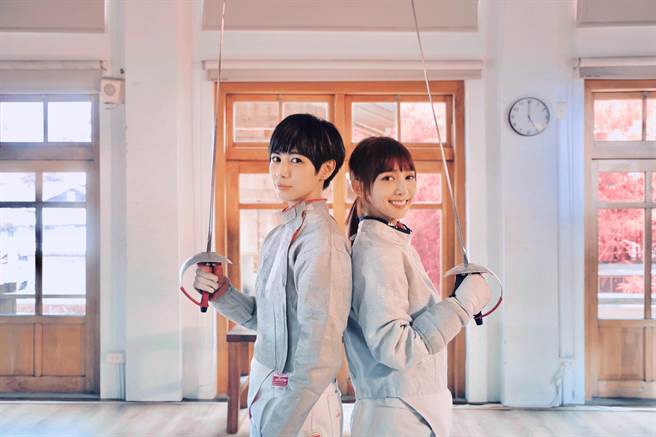 小魏與溫妮在MV中持西洋劍帥氣上鏡。（相映國際提供）