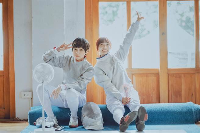 小魏與溫妮在MV中持西洋劍帥氣上鏡。（相映國際提供）