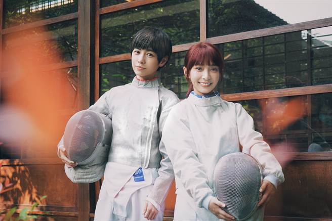 小魏與溫妮在MV中持西洋劍帥氣上鏡。（相映國際提供）