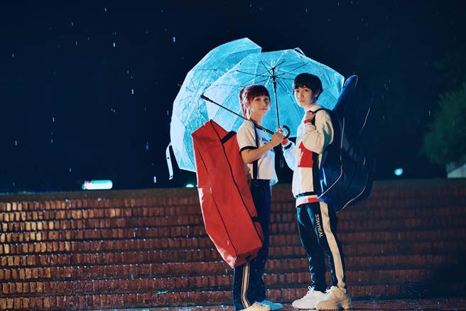 小魏和溫妮推出女女合唱版的〈為你寫詩〉。（相映國際提供）