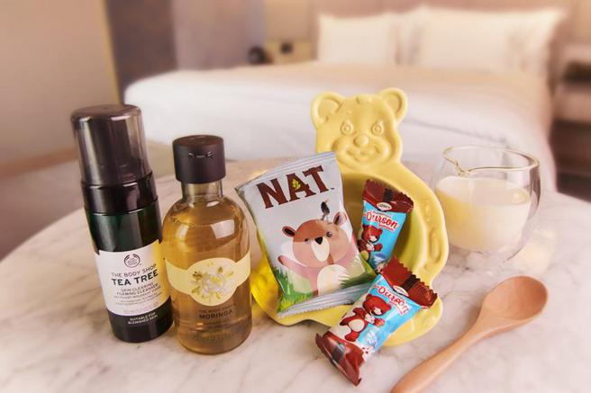 （板橋凱撒飯店攜手美體小舖推出「寶Bear放暑假住房專案，全家都有專屬禮物。圖／板橋凱撒飯店）　　