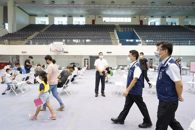 新竹市5至11歲兒童第2劑疫苗施打站專案將於本周五截止，代理市長陳章賢（右二）11日特別到體育館施打站了解小朋友們的施打狀況。（新竹市政府提供／陳育賢新竹傳真）