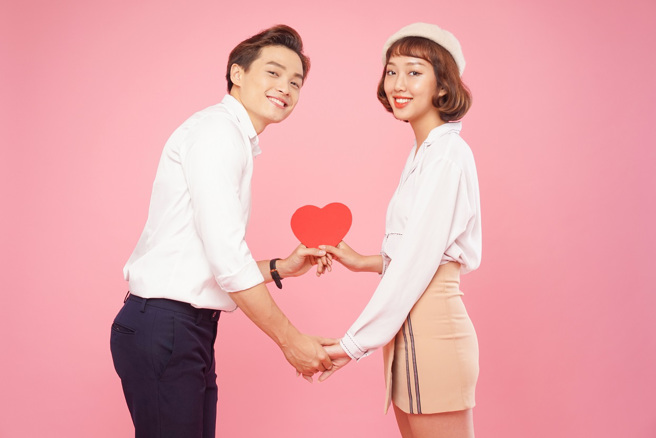 雙子座、射手座和雙魚座最容易墜入愛河，常常有心動的感覺。(示意圖/達志影像)