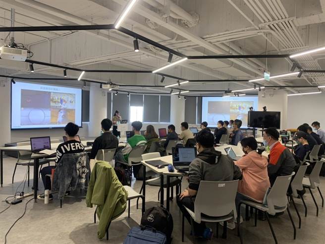 首部运用Azure AI服务驱动的高科大自驾车，在Azure平台上整合跨学院师生能量共同开发，最高同时间有30人针对同一个模型做调校，缩短自驾车的AI训练时间。图为程式语言等相关理论课程教学现场。（高科大提供／林瑞益高雄传真）